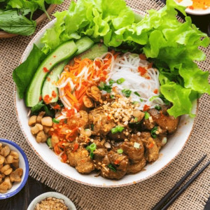 Tuyển 2 Chị Phụ Quán Ăn Ở Lại Tại Quận Tân Bình Bún Thịt Nướng, Bánh Canh Cá Lóc.