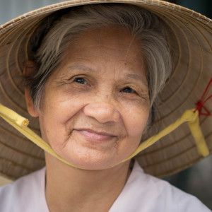 Cần Gấp Cô Ăn Ở Lại Chăm Bà