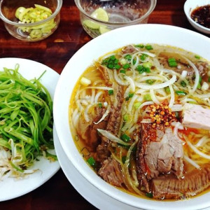 Em Cần Chị Phụ Quán Bún , Lương 10 Triệu ( Bao Ăn Ở Lại ), Quán Ở Trần Bình Trọng Quận 5.