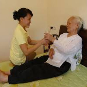 Cần Tìm Người Chăm Bà Đi Lại Yếu